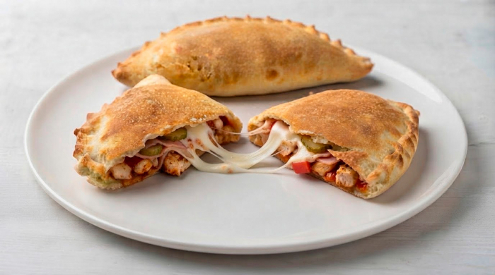 Кальцоне с курочкой и ветчиной